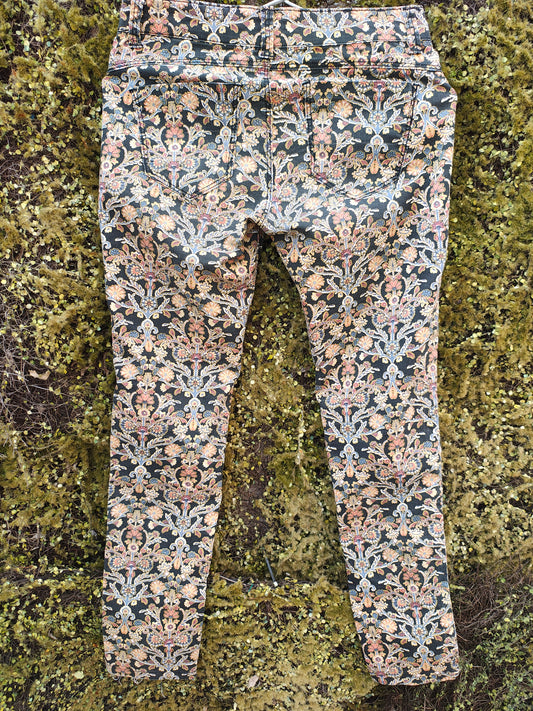 USADO – Pantalones pitillo estampados florales Stradivarius (Talla EUR 36)
