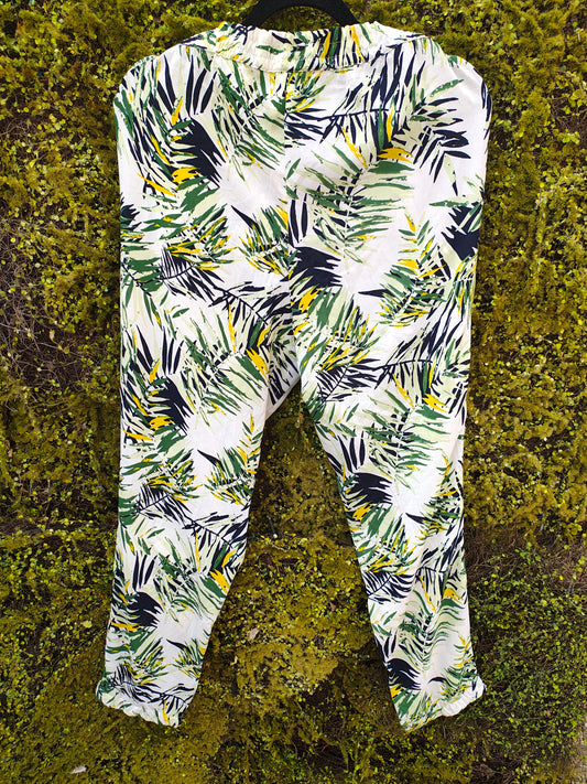 USADO – Pantalones estampados tropicales Stradivarius (Talla EUR L)