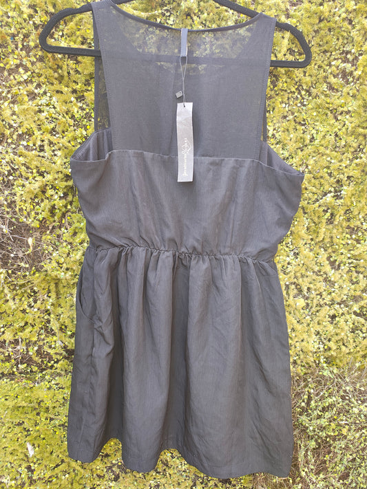 NUEVO– Vestido negro sin mangas con falda de vuelo stradivarius(Talla EUR L)
