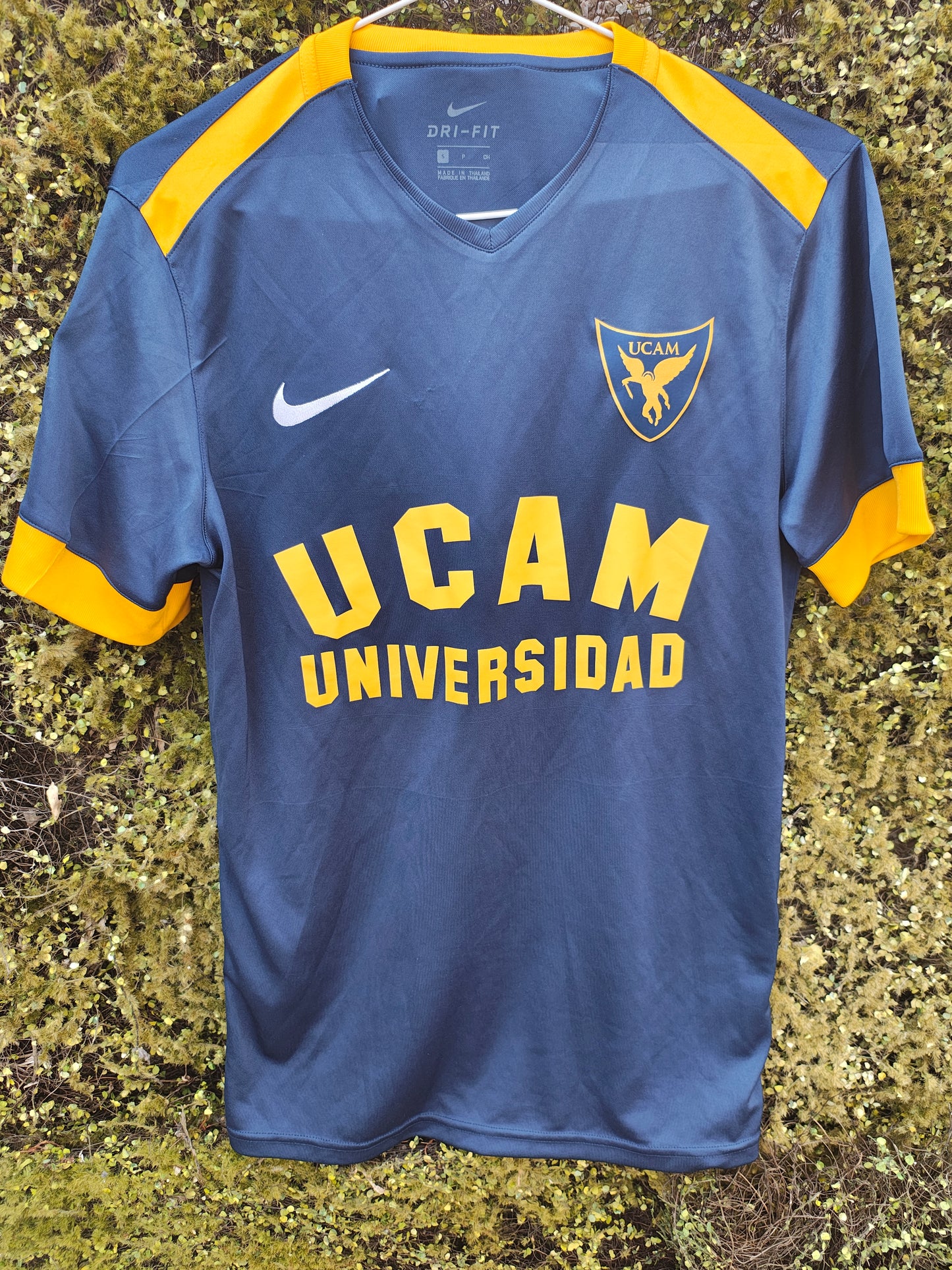 USADO – Camiseta deportiva azul marino UCAM Universidad Nike Dri-FIT (Talla S)