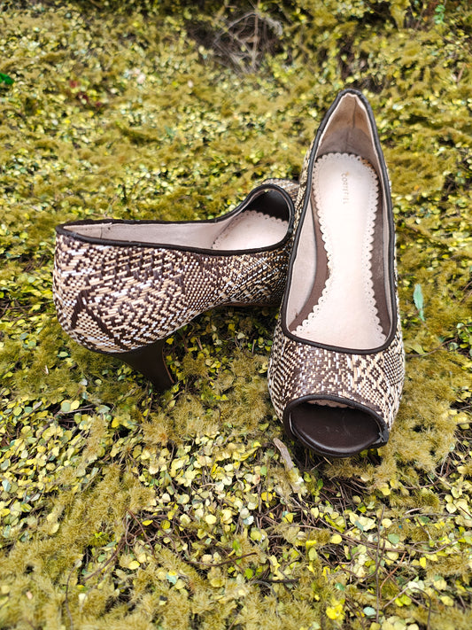 USADO – Zapatos de tacón abiertos tipo peep toe con estampado serpiente de CORTEFIEL (Talla EUR 40)