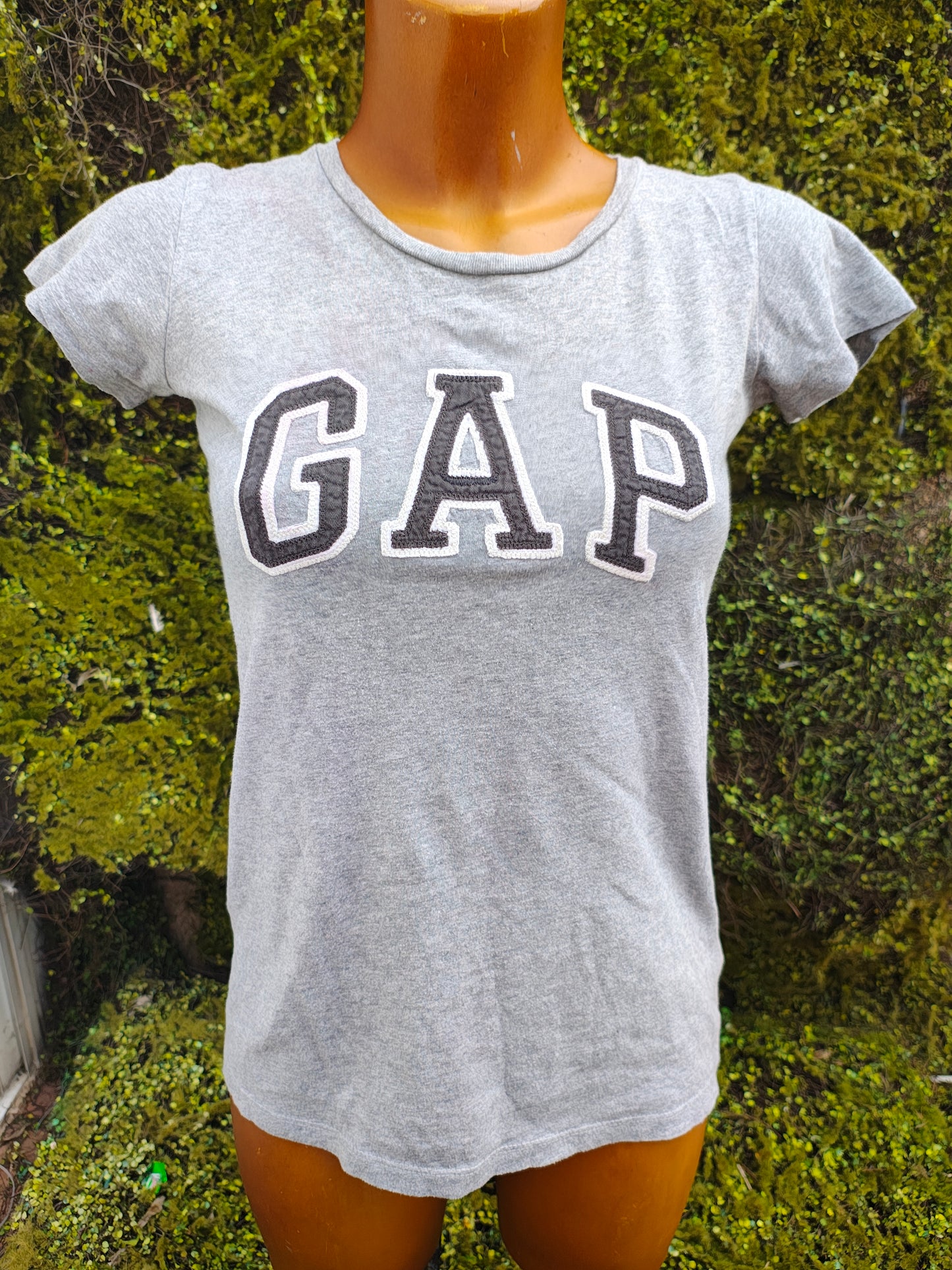 D'OCCASION – T-shirt basique gris avec logo GAP brodé (Taille XS)