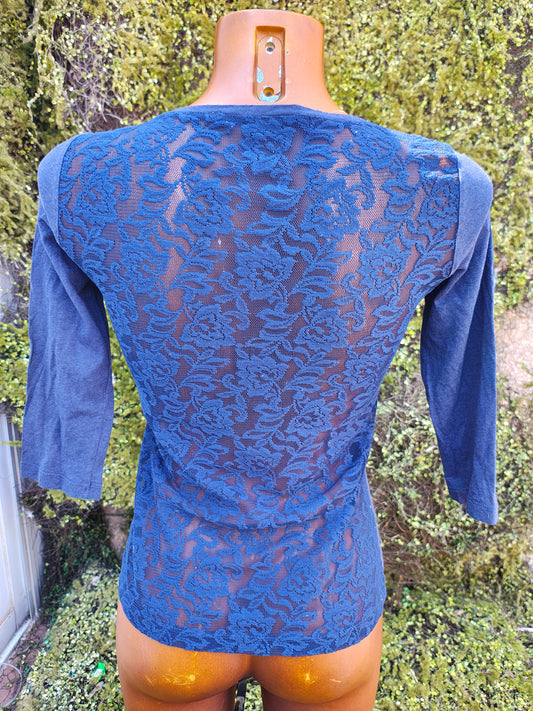 D'OCCASION – Haut semi-transparent en dentelle florale bleu marine STRADIVARIUS (Taille S)
