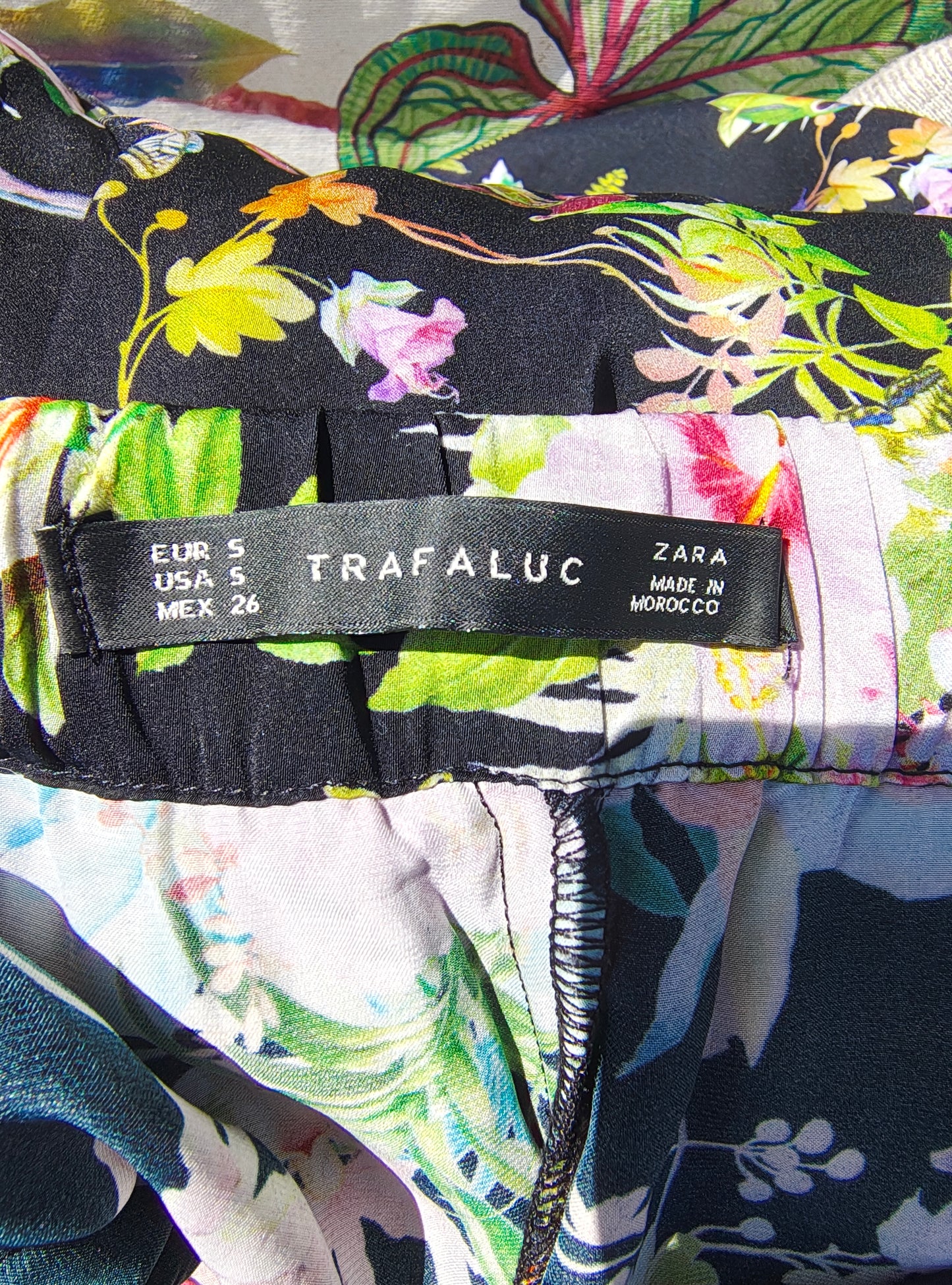 D'OCCASION – Pantalon fluide à imprimé tropical sur fond noir par ZARA TRAFALUC (Taille S)