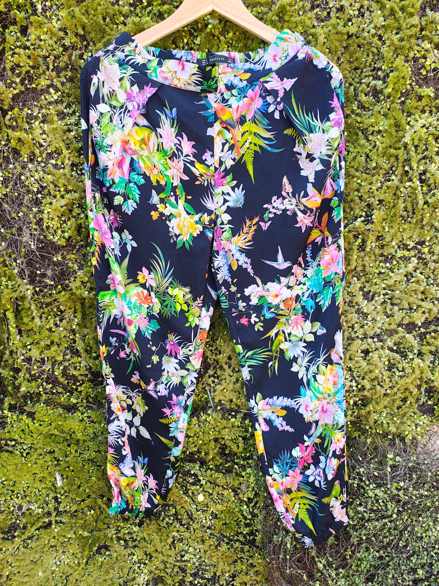 D'OCCASION – Pantalon fluide à imprimé tropical sur fond noir par ZARA TRAFALUC (Taille S)