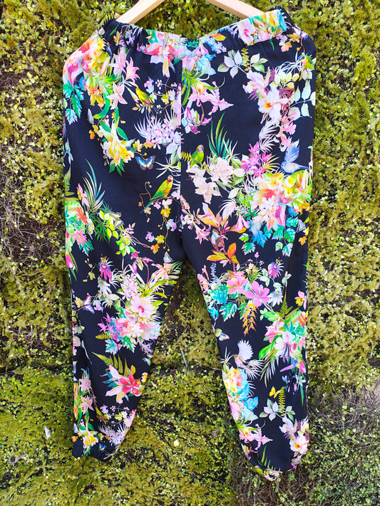 D'OCCASION – Pantalon fluide à imprimé tropical sur fond noir par ZARA TRAFALUC (Taille S)