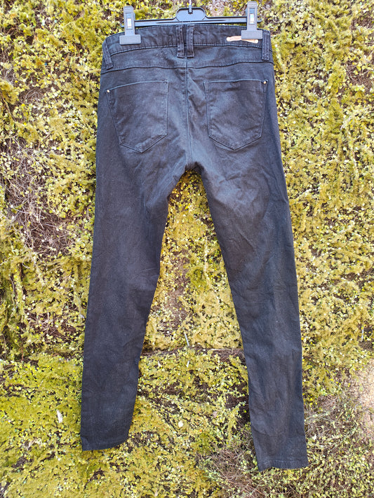 USADO – Pantalones pitillo negros de STRADIVARIUS con detalle de lazo (Talla EUR 36)