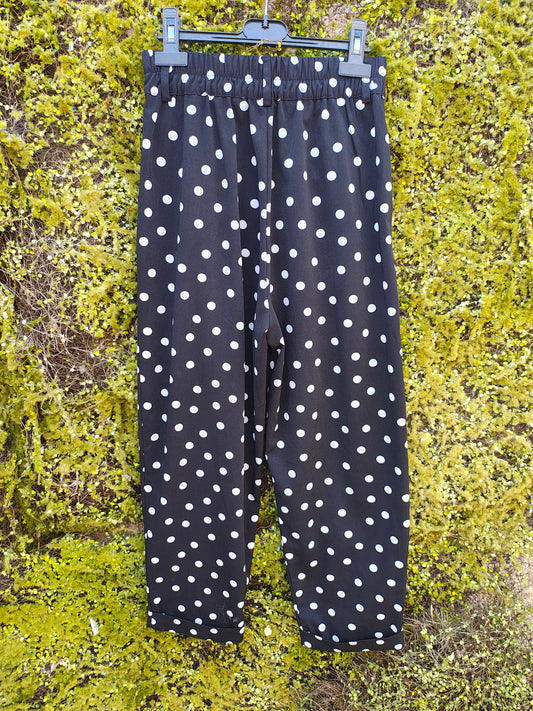 D'OCCASION – Pantalon noir à pois blancs longueur cheville de STRADIVARIUS (Taille 34 EUR)