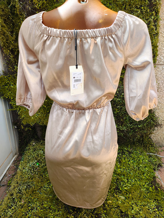 NUEVO– Vestido satinado beige con escote cruzado y mangas abullonadas de BIK BOK (Talla XS)
