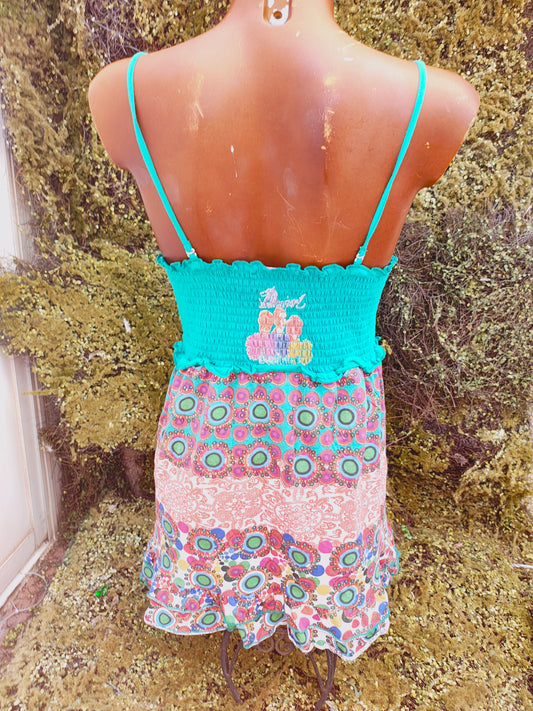 USADO – Vestido corto estampado multicolor con parte superior fruncida en verde agua (Talla S)