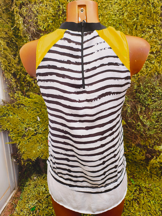 USADO – Top estampado de rayas y pinceladas multicolor con detalles en amarillo de DESIGUAL (Talla no visible, equivalente a S/M)