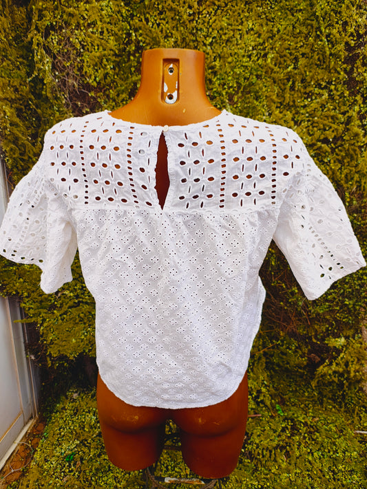 USADO – Blusa blanca calada de STRADIVARIUS (Talla EUR S)