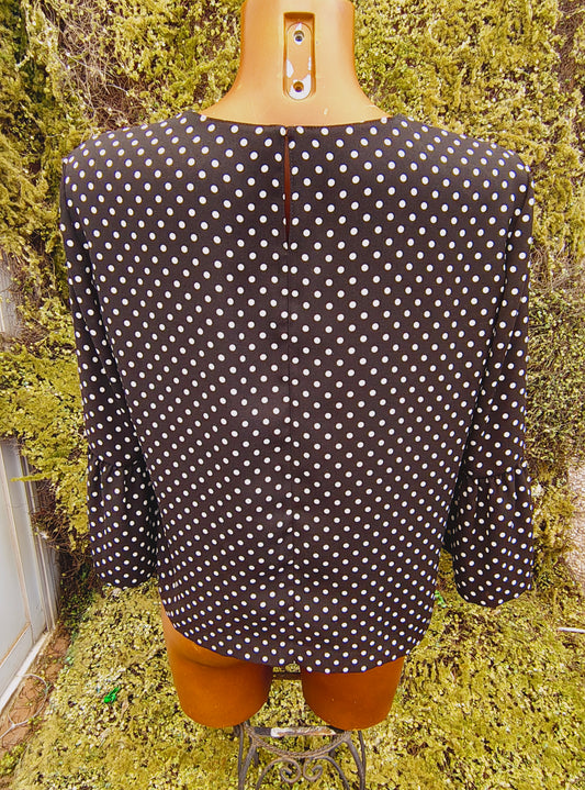 USADO – Blusa negra de lunares blancos con mangas amplias (Talla M)