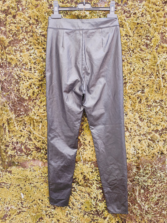 USADO – Pantalones tipo cuero negros Stradivarius (Talla EUR 34)