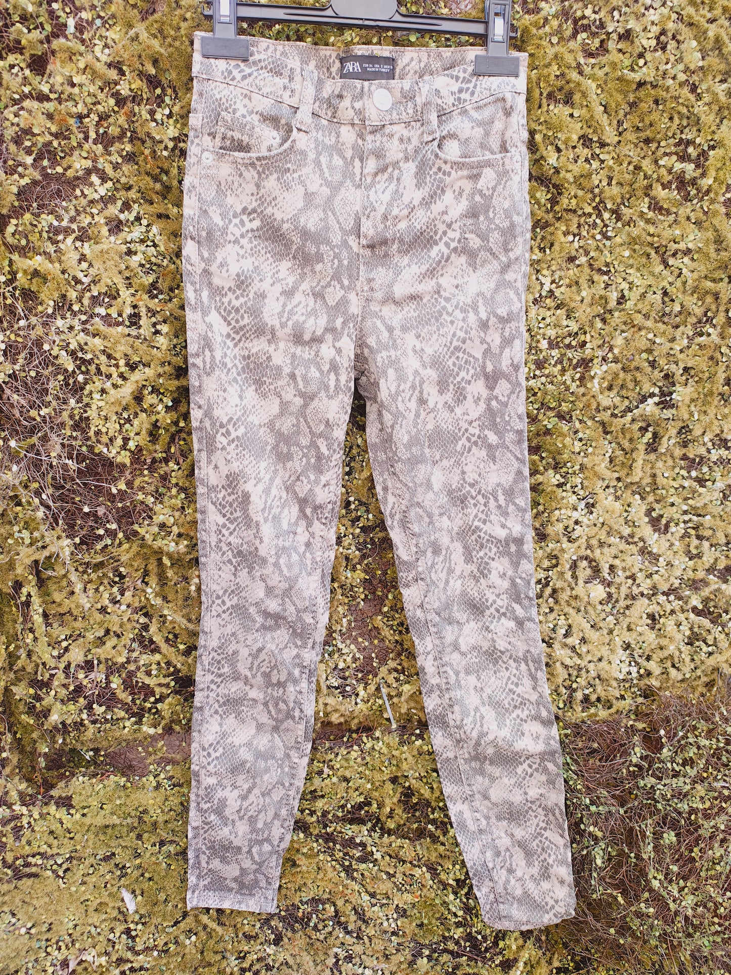 D'OCCASION – Pantalon skinny effet serpent de ZARA Trafaluc (Taille 34 EUR)