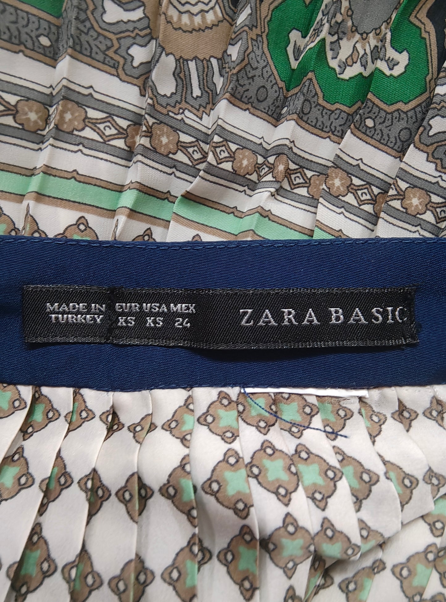 USADO – Falda plisada estampada en tonos verdes y marrones de ZARA BASIC (Talla XS)
