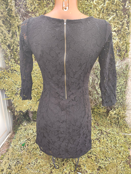 USADO – Vestido negro entallado de encaje ZARA Trafaluc Collection (Talla EUR S )
