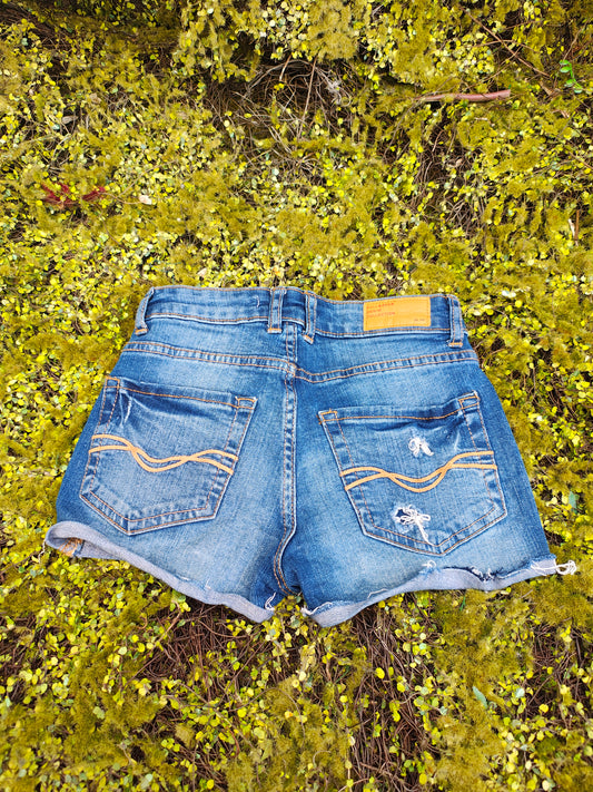 USADO – Shorts vaqueros desgastados con bordado trasero de PULL&BEAR (Talla EUR 32)