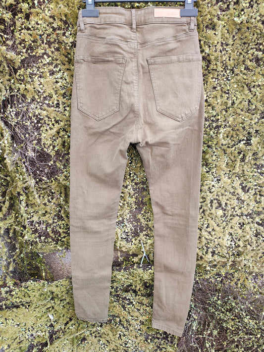 USADO – Pantalones pitillo color verde militar de Stradivarius Super High Waist (Talla EUR 36)