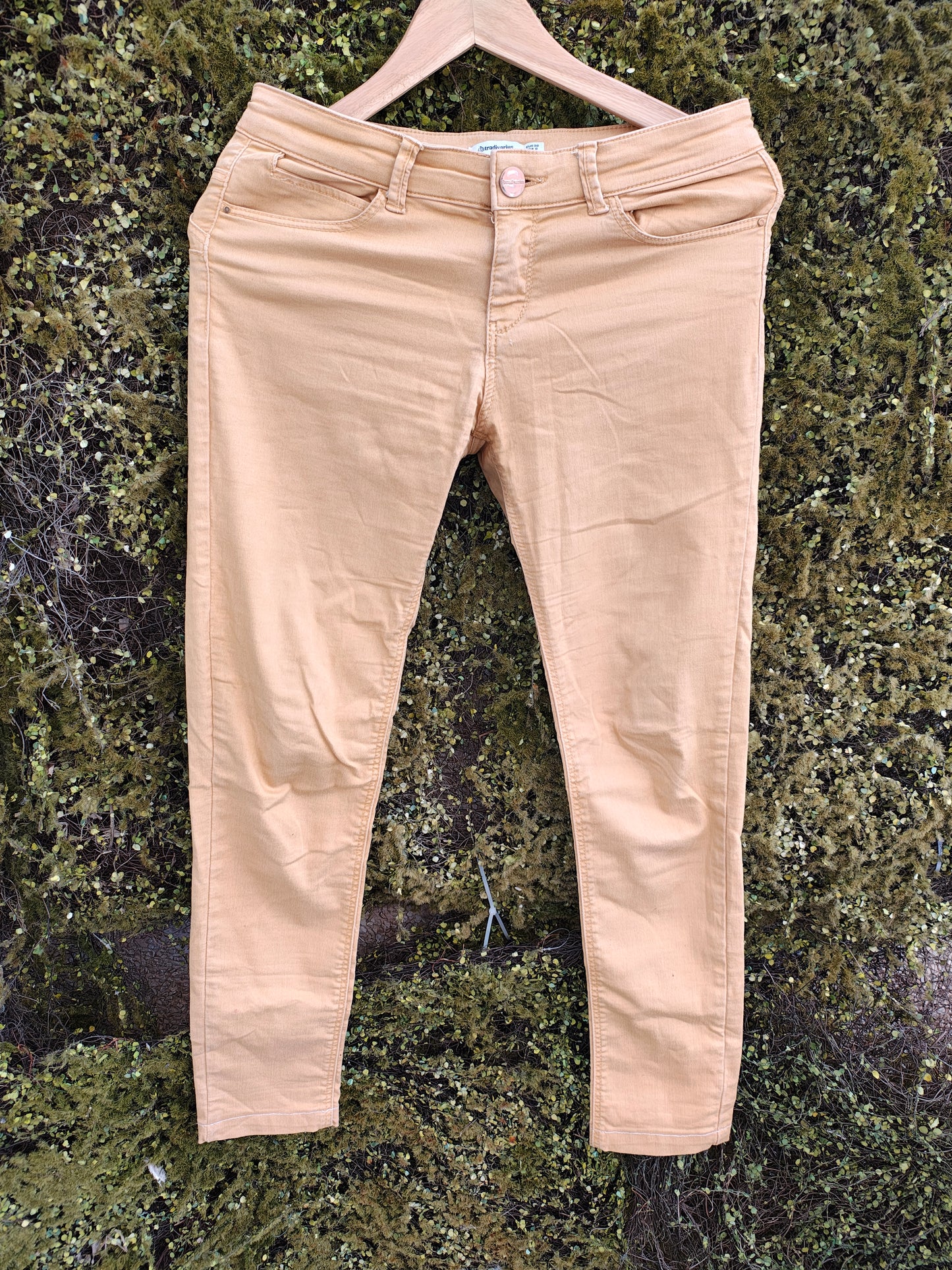 Pantalon skinny moutarde Stradivarius d'occasion (taille 38 EUR)