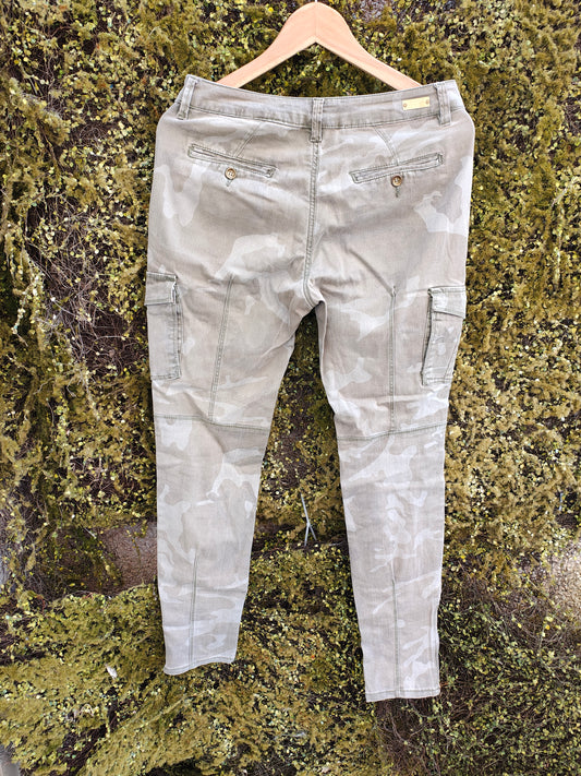 D'OCCASION – Pantalon cargo camouflage beige de la collection ZARA Woman Premium Denim (Taille 36 EUR)