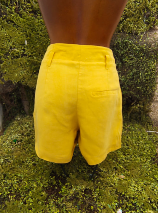 USADO – Shorts de pinzas en tono amarillo vibrante de MANGO BASICS (Talla EUR 34)
