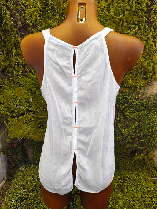 D'OCCASION – Haut blanc sans manches avec broderie corail et fente dans le dos par Bershka BSK Girl (Taille S)