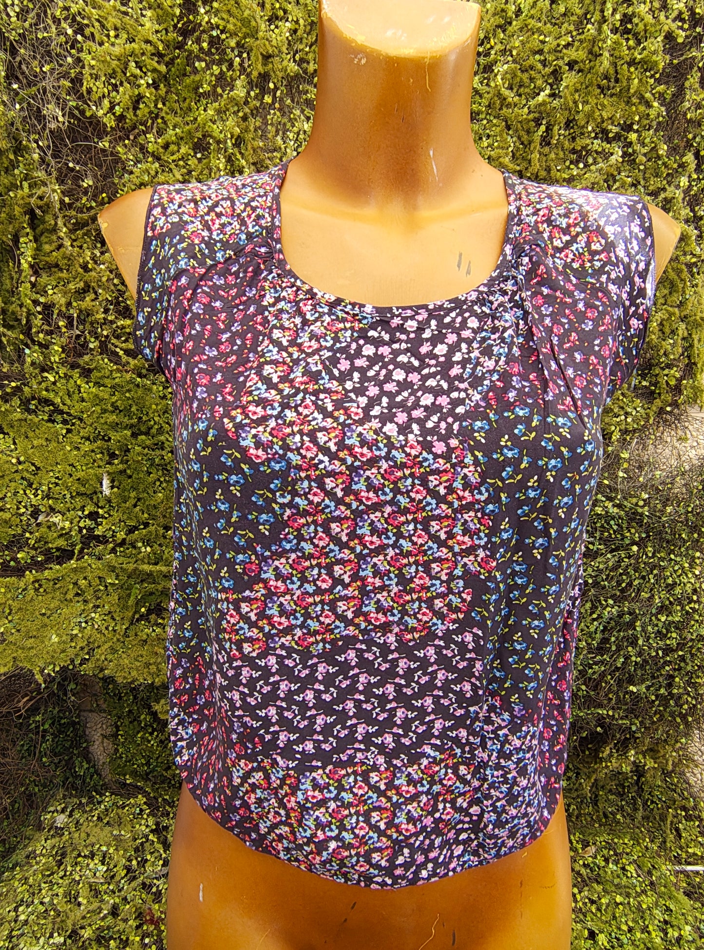USADO – Top sin mangas floral multicolor de BSK Girl by Bershka (Talla S)