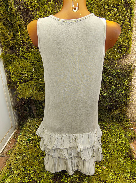 USADO – Vestido gris claro con volantes en el bajo de la marca con corazones bordados (Talla sin visible)
