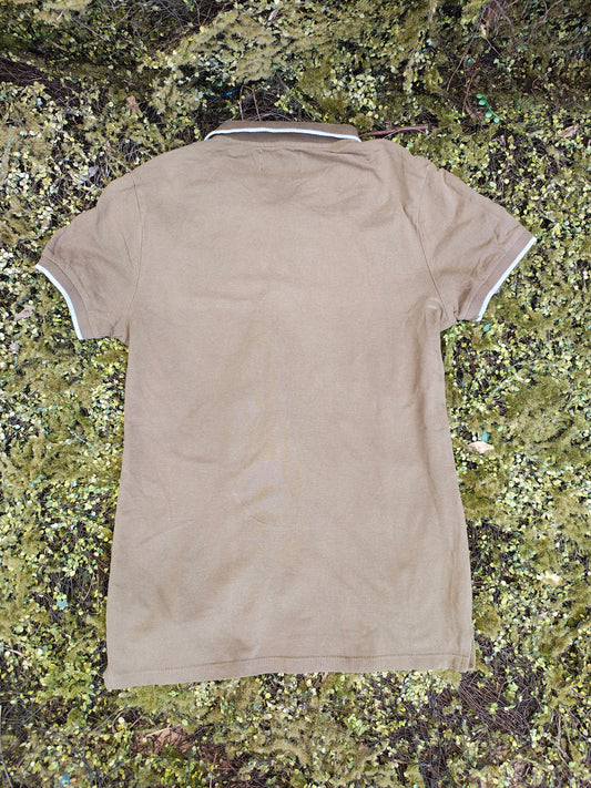 USADO – Polo camel con cuello blanco BERSHKA REGULAR FIT (Talla XS)