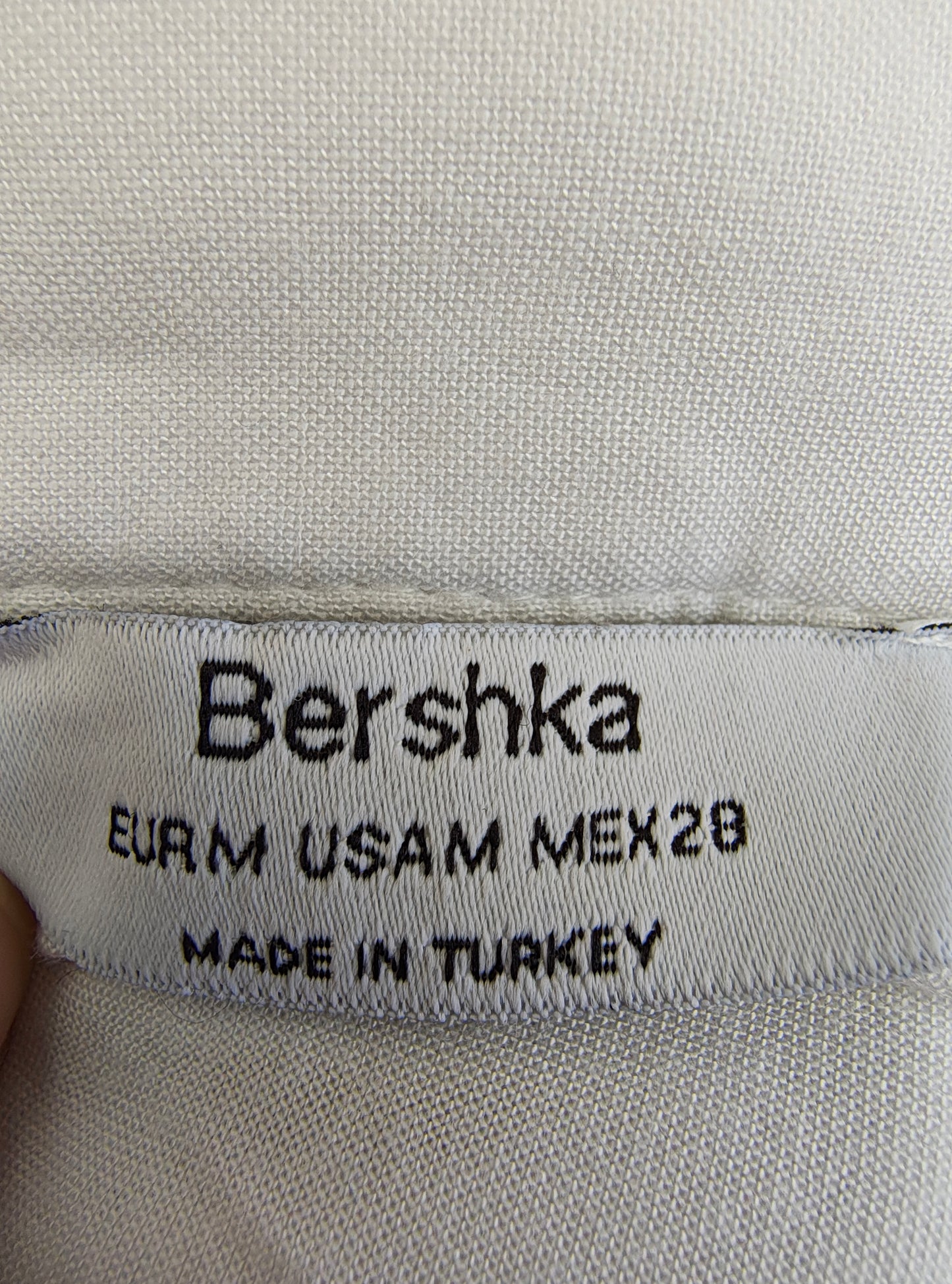 USADO – Camisa blanca crop con cuello de Bershka (Talla EUR M)