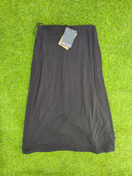 NOUVEAU – PIECES Jupe mi-longue fluide noire (Taille S)