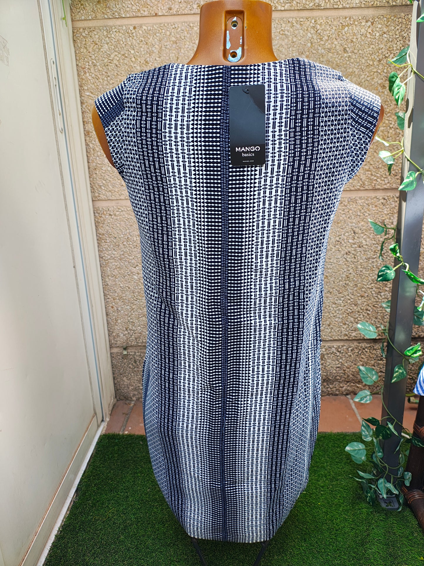 NOUVEAU – Robe sans manches à imprimé géométrique MANGO Basics (Taille XS)