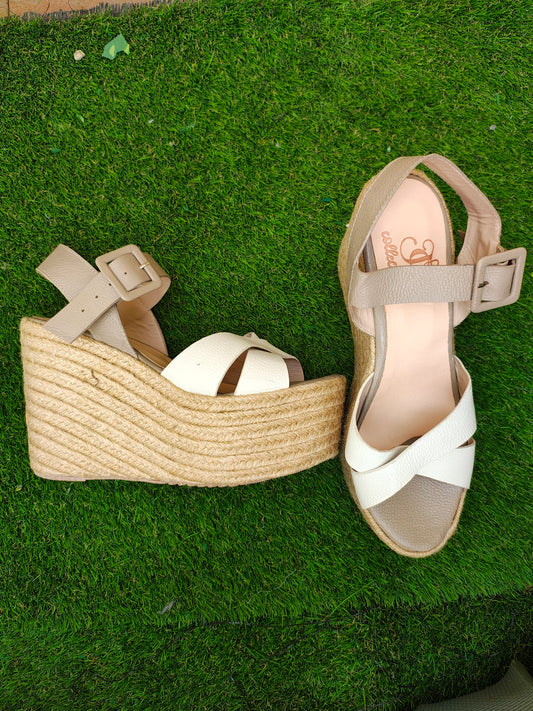 USADO – Sandalias de plataforma en yute color taupe y blanco C. Collection (Talla EUR 39)