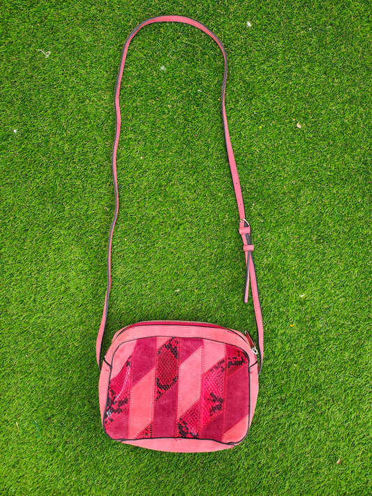 D'OCCASION – Sac bandoulière patchwork rose à imprimé serpent MANGO