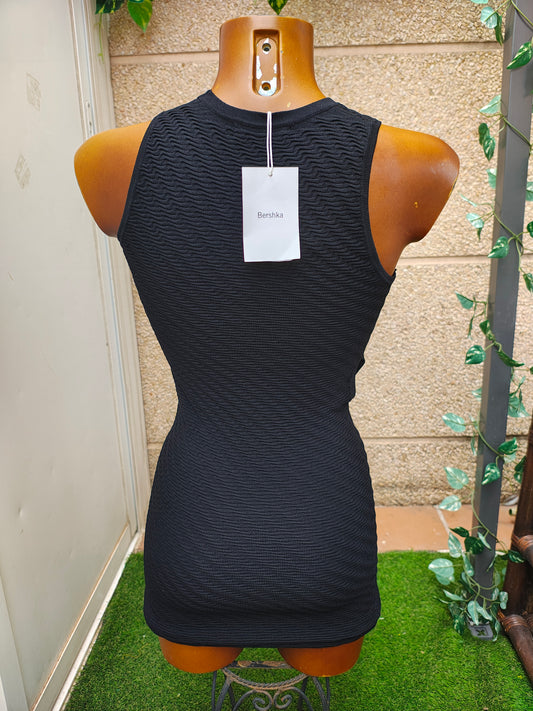 NUEVO – Vestido mini negro entallado sin mangas con textura ondulada BERSHKA (Talla XS)