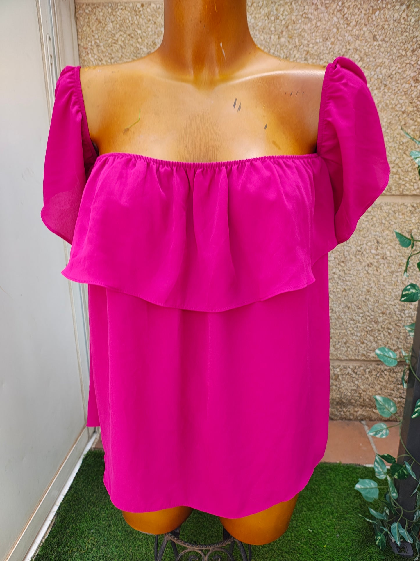 USADO – Top fucsia con volantes en hombros STRADIVARIUS (Talla L)
