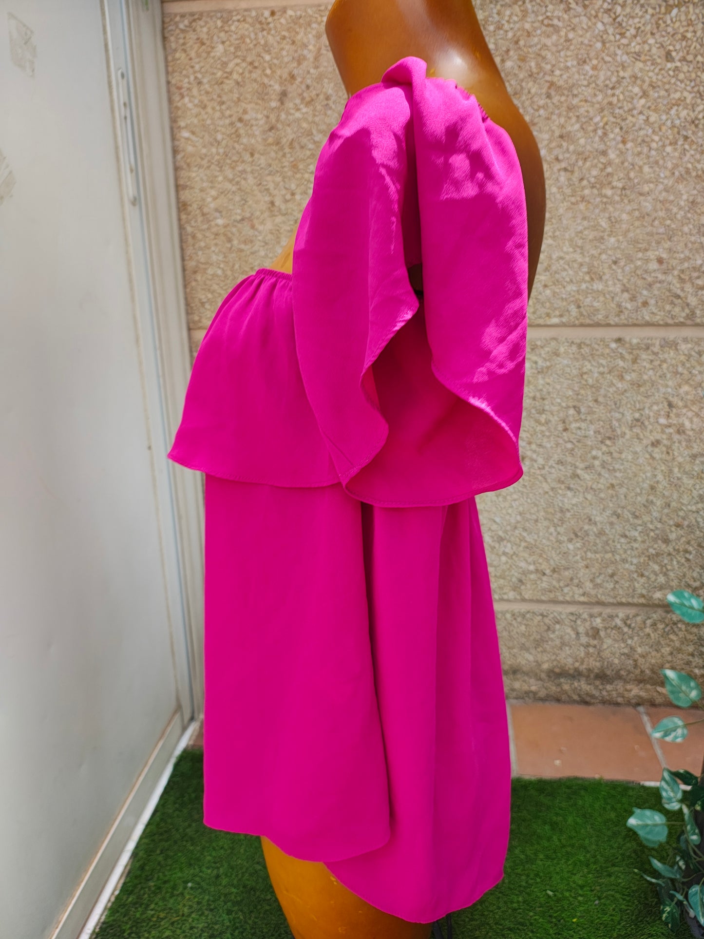 USADO – Top fucsia con volantes en hombros STRADIVARIUS (Talla L)