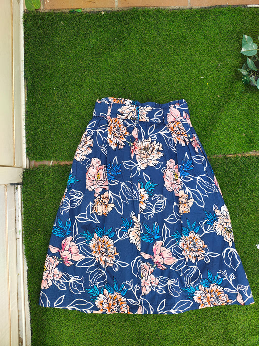 USADO – Falda midi floral azul marino con cinturón STRADIVARIUS (Talla S)