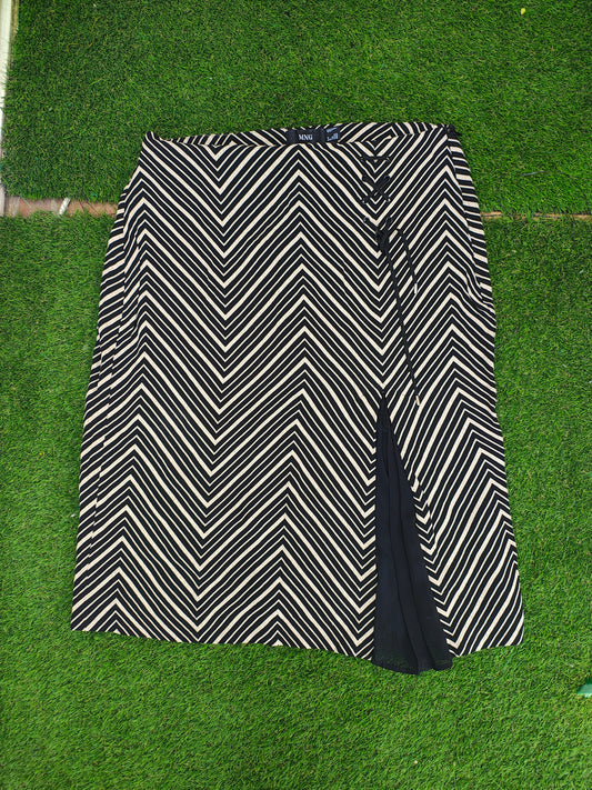 D'OCCASION – Jupe mi-longue à rayures en zigzag avec fente MNG (Taille 40)