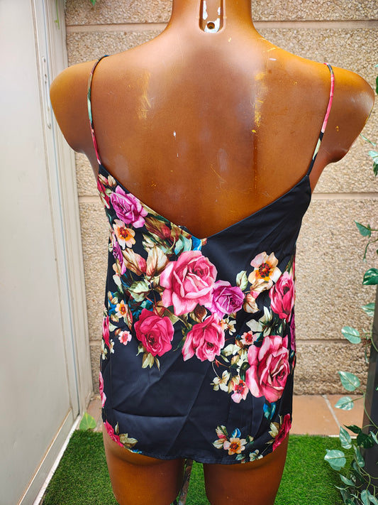 USADO – Top floral satinado de tirantes STRADIVARIUS (Talla EUR S)