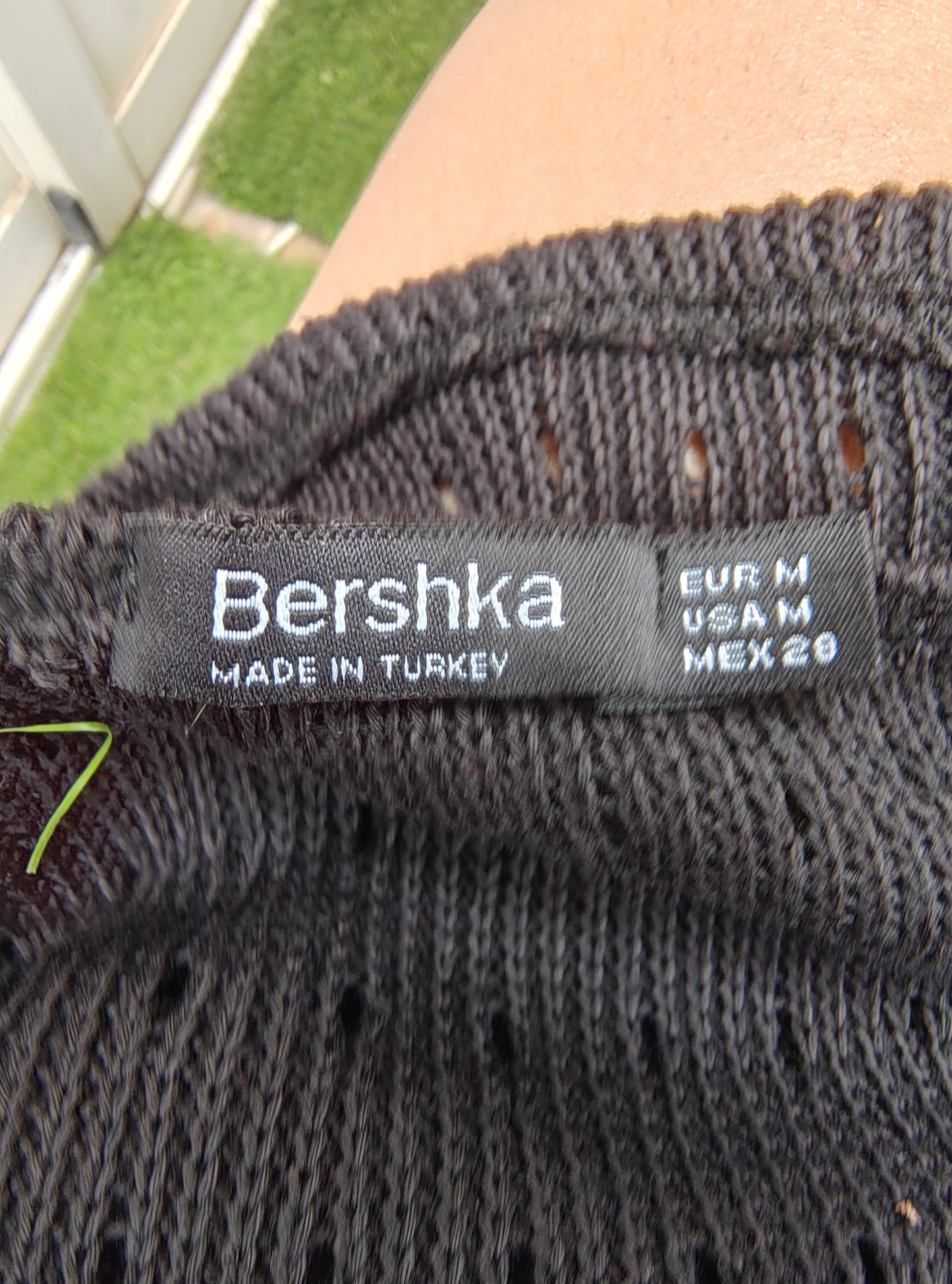 D'OCCASION – BERSHKA Crop top noir ajouré à boutons (Taille EUR M)