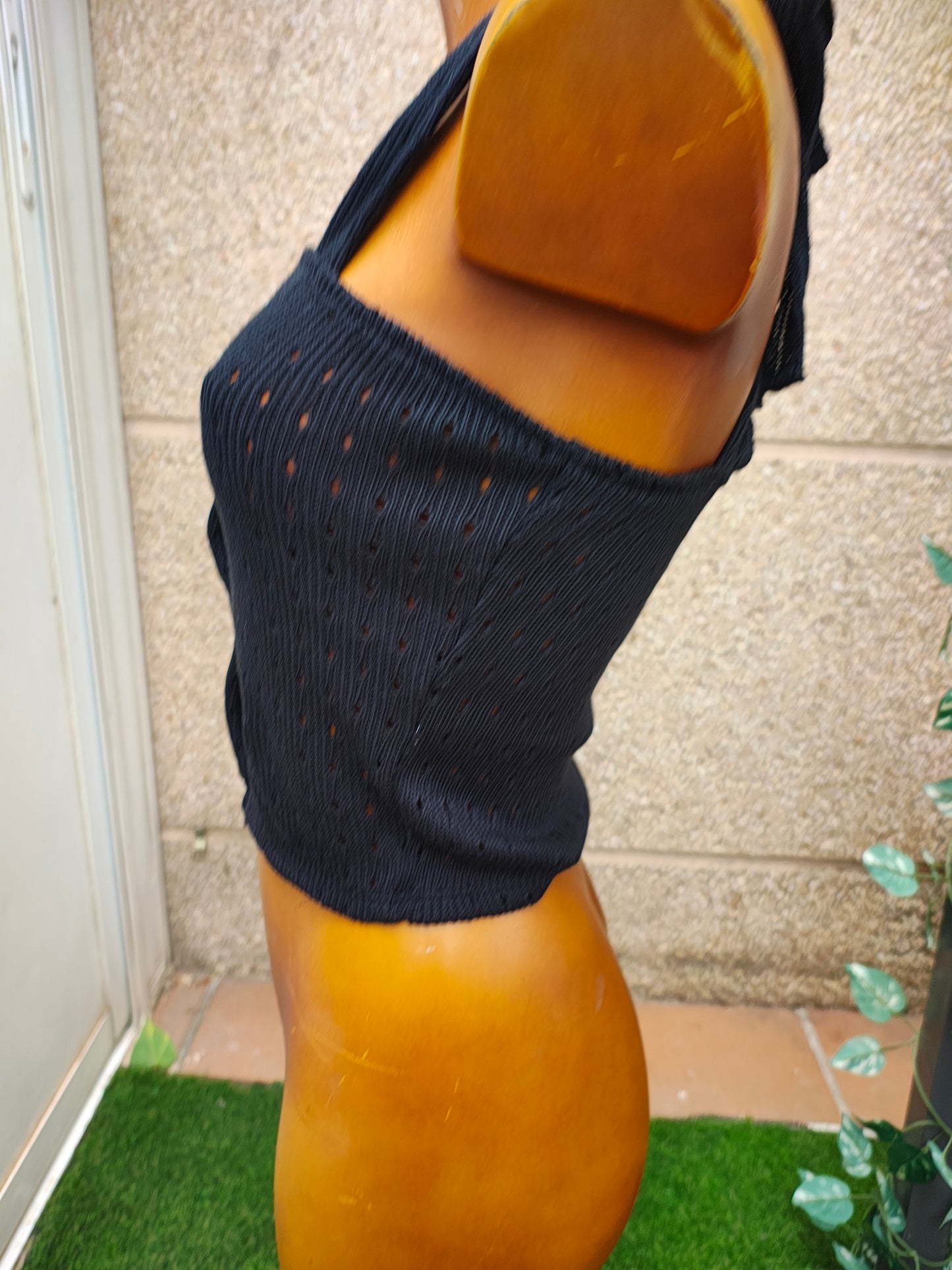 D'OCCASION – BERSHKA Crop top noir ajouré à boutons (Taille EUR M)