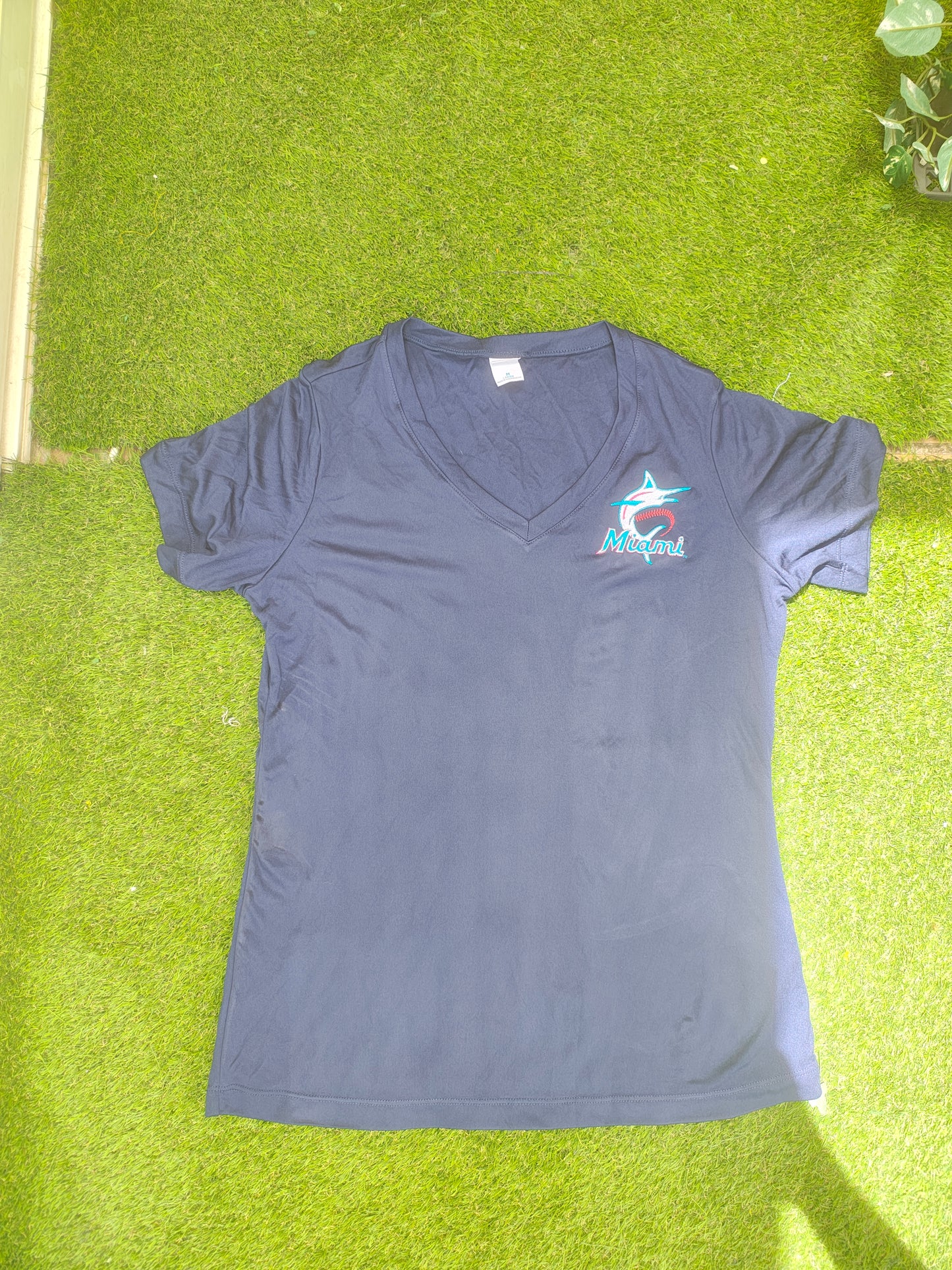 D'OCCASION – T-shirt de sport bleu marine SPORT-TEK avec logo « Miami » (taille M)