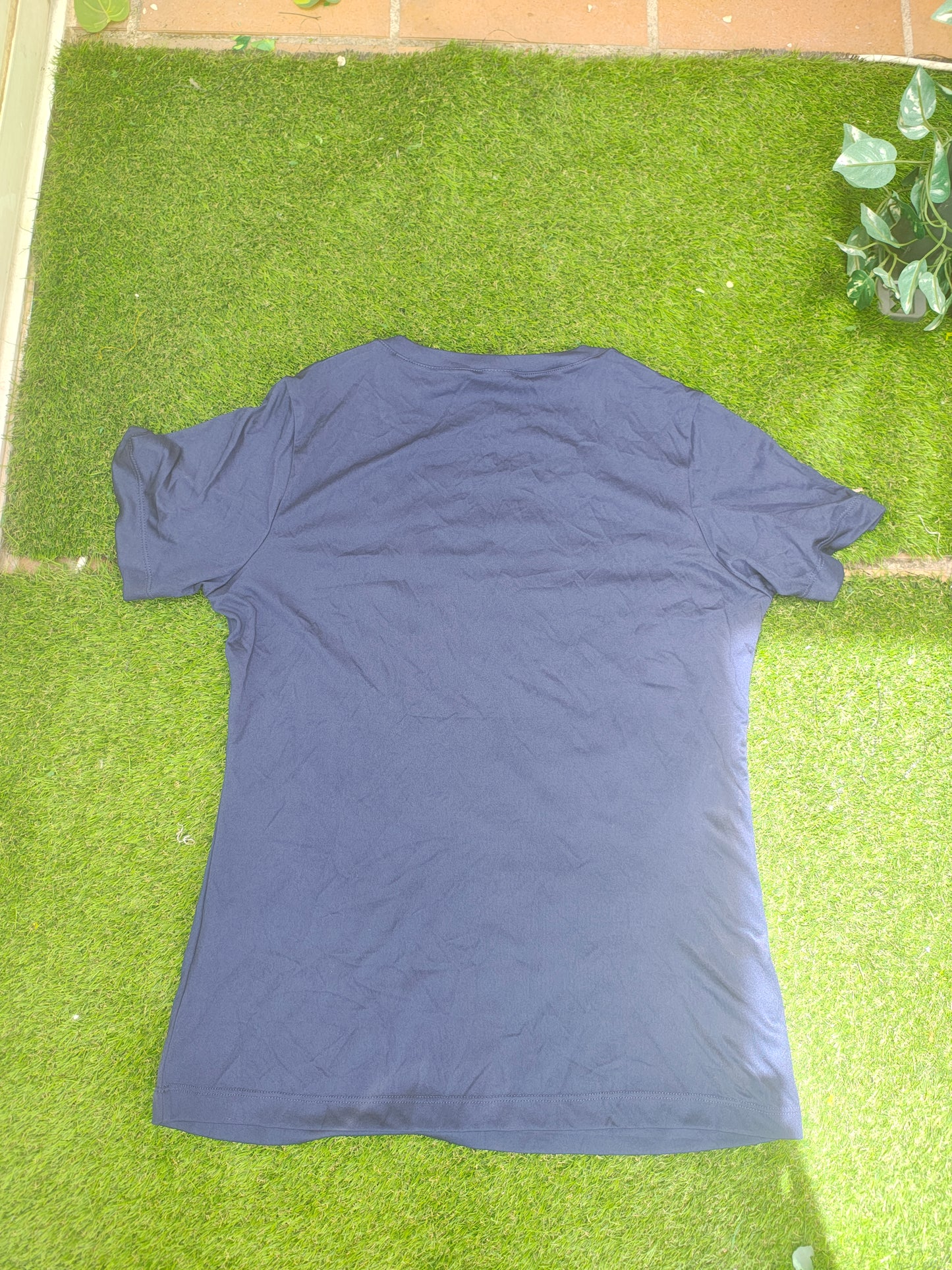 D'OCCASION – T-shirt de sport bleu marine SPORT-TEK avec logo « Miami » (taille M)
