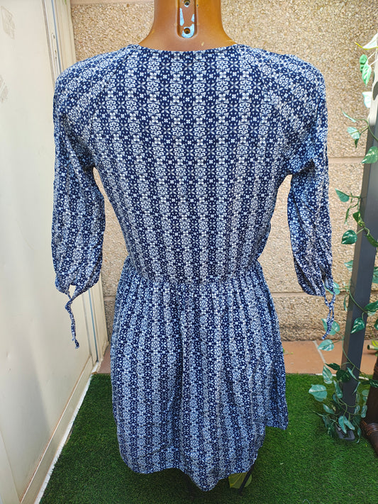 USADO – Vestido azul estampado con manga francesa y botones delanteros (Talla M) Stradivarius