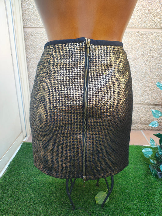 NEUF AVEC ÉTIQUETTE – Jupe courte métallisée dorée de la collection BERSHKA (Taille EUR M / MEX 28)