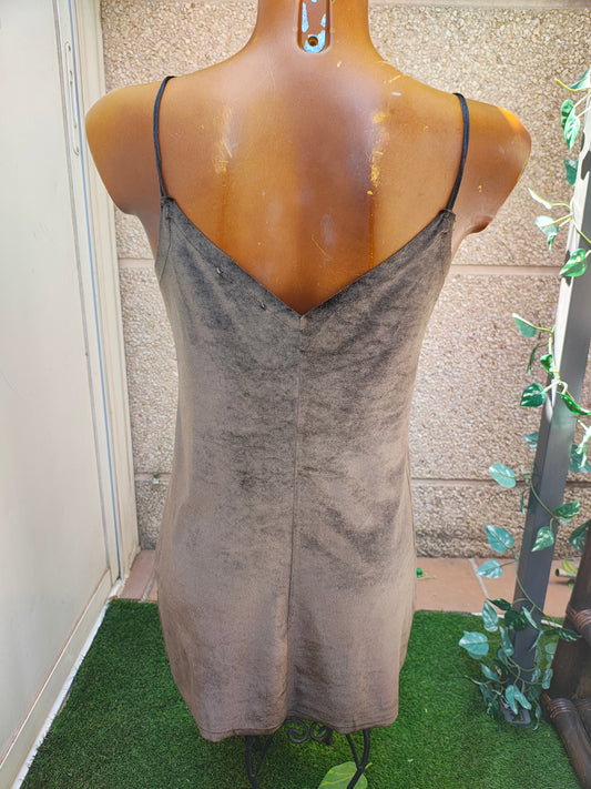 USADO – Vestido lencero marrón de terciopelo PULL&BEAR (Talla S)
