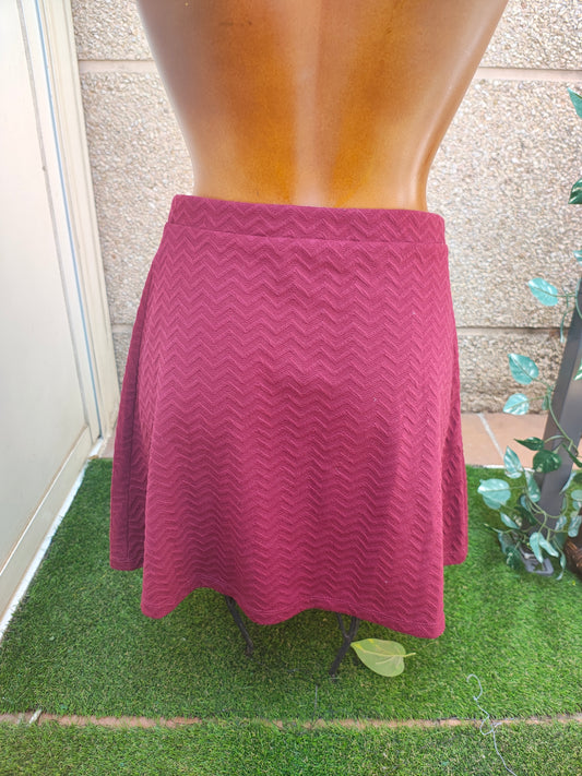 D'OCCASION – Jupe patineuse bordeaux texturée en zigzag MANGO Basics (taille S)