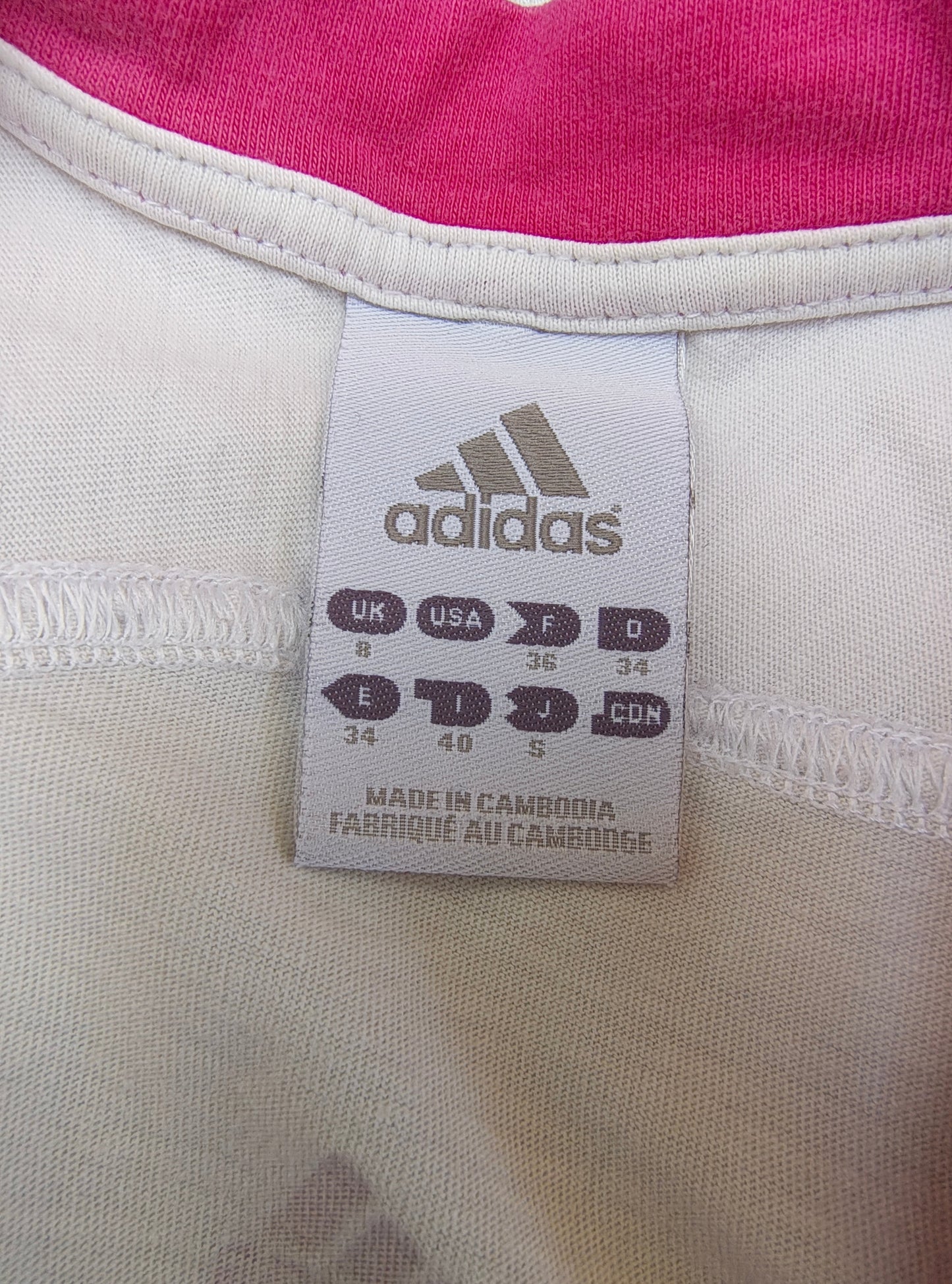USADO – Camiseta blanca con cuello rosa y estampado ADIDAS (Talla S)